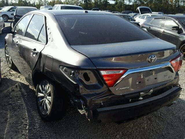 4T1BF1FK1FU946241 - 2015 TOYOTA CAMRY LE ნაცრისფერი ფოტო 3