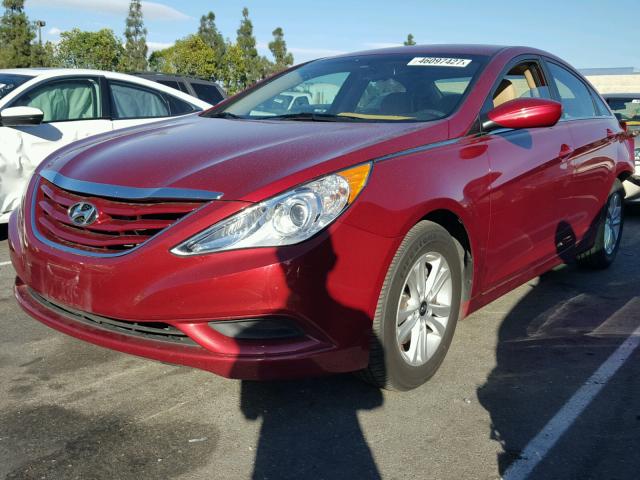 5NPEB4AC9DH618572 - 2013 HYUNDAI SONATA RED photo 2