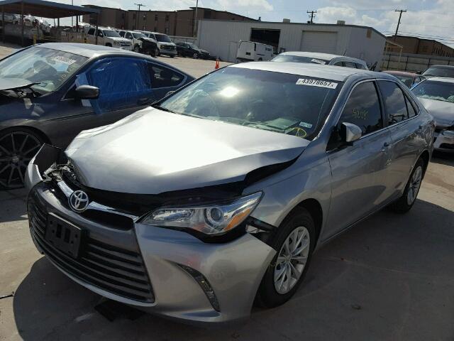 4T1BF1FK3FU894174 - 2015 TOYOTA CAMRY LE 银色 照片 2
