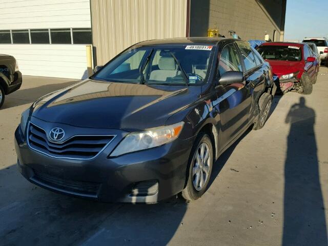 4T1BF3EK3BU155975 - 2011 TOYOTA CAMRY BASE GRAY photo 2