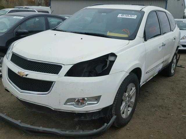 1GNKRGED4CJ171276 - 2012 CHEVROLET TRAVERSE L WHITE photo 2