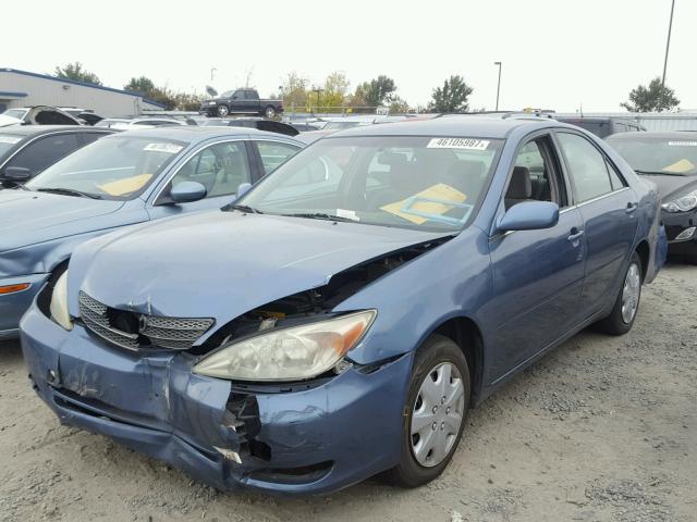 JTDBE32K330177169 - 2003 TOYOTA CAMRY LE BLUE photo 2