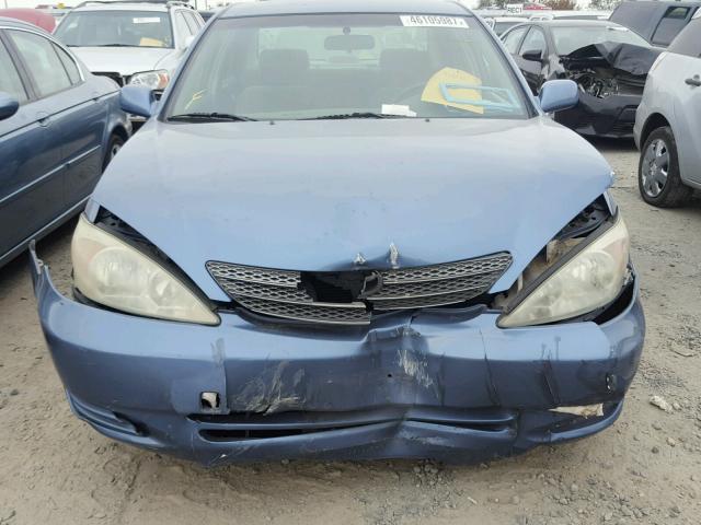 JTDBE32K330177169 - 2003 TOYOTA CAMRY LE BLUE photo 9