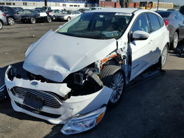 1FADP3R42GL329169 - 2016 FORD FOCUS BEV WHITE photo 2