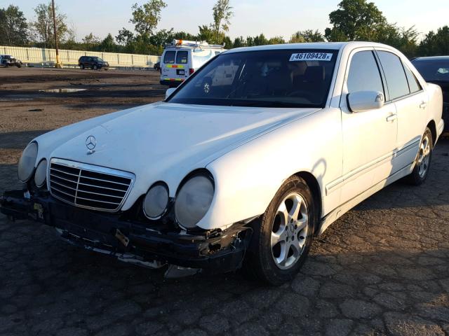 WDBJF65J32B453655 - 2002 MERCEDES-BENZ E 320 WHITE photo 2