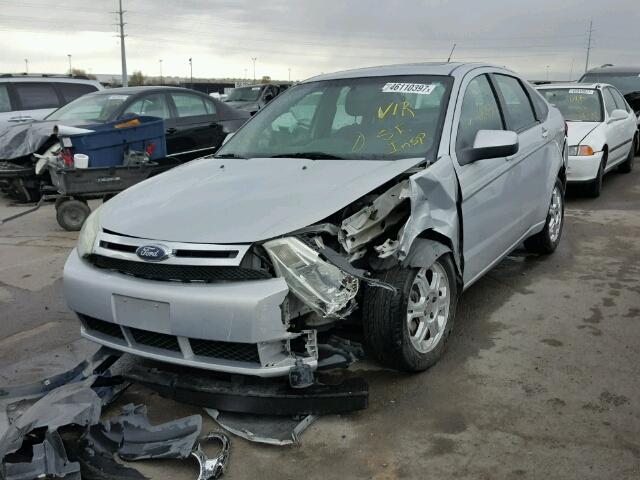 1FAHP35N48W255270 - 2008 FORD FOCUS SILVER photo 2