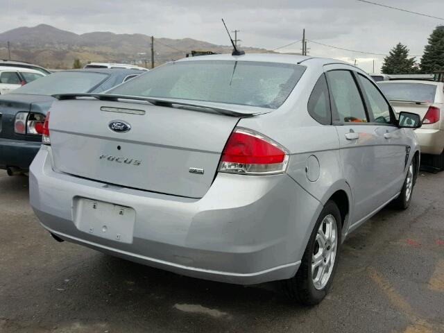 1FAHP35N48W255270 - 2008 FORD FOCUS SILVER photo 4