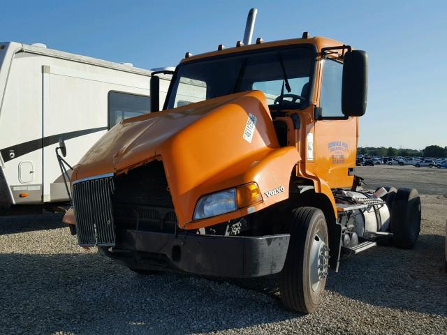 4V4M19RFX1N306710 - 2001 VOLVO VN VNM ORANGE photo 2