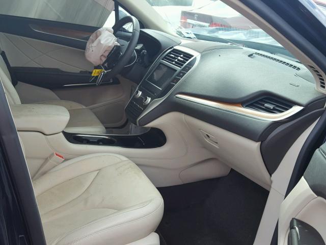 5LMCJ2C93HUL62885 - 2017 LINCOLN MKC SELECT ლურჯი ფოტო 5