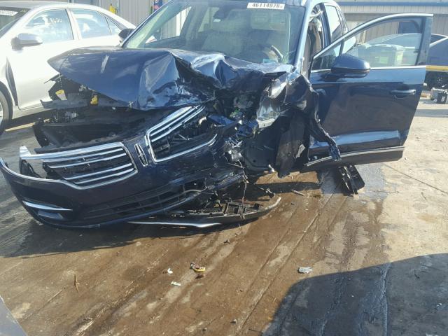 5LMCJ2C93HUL62885 - 2017 LINCOLN MKC SELECT ლურჯი ფოტო 9