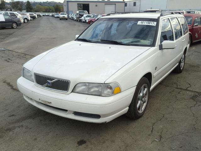 YV1LW55A4X2568545 - 1999 VOLVO V70 WHITE photo 2