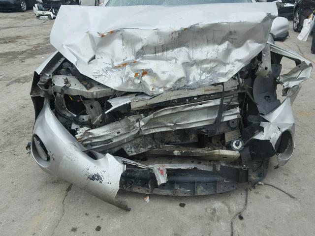 2G2WP552171195641 - 2007 PONTIAC GRAND PRIX SILVER photo 9