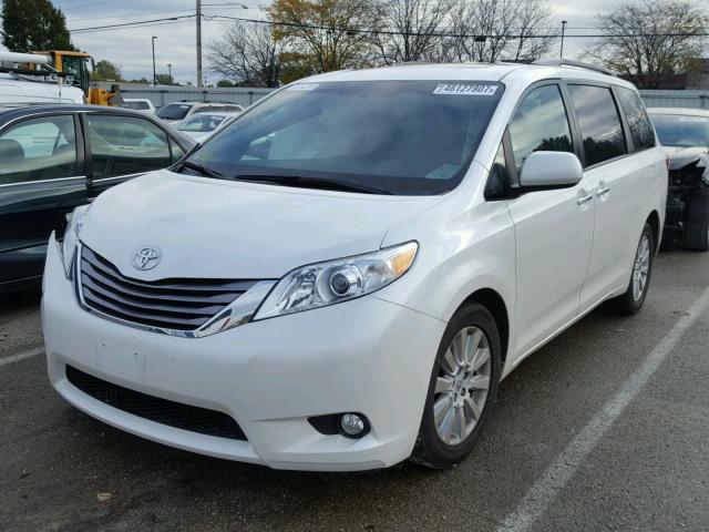 5TDDK3DC4FS108855 - 2015 TOYOTA SIENNA XLE WHITE photo 2