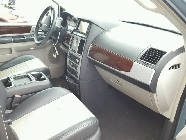 2A4RR8DX5AR330771 - 2010 CHRYSLER TOWN & COU BLUE photo 5