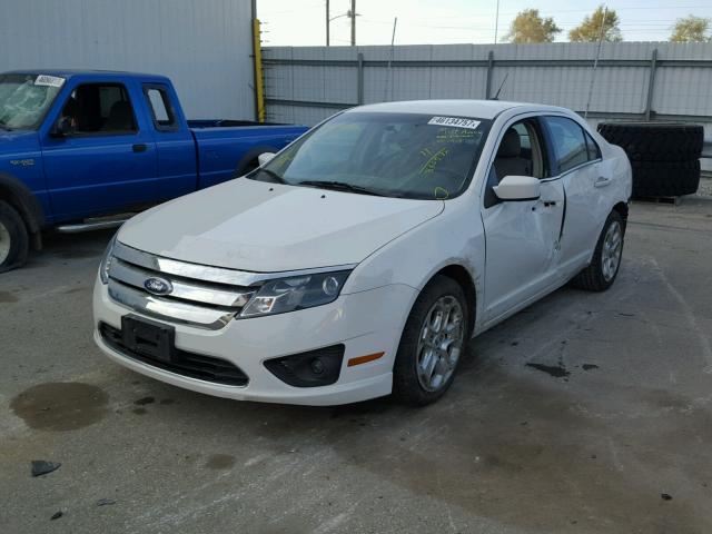 3FAHP0HA3BR256525 - 2011 FORD FUSION SE WHITE photo 2