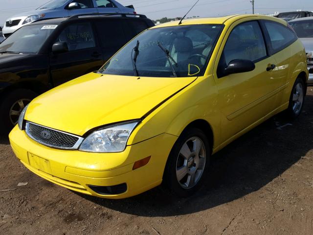 3FAFP31N65R127950 - 2005 FORD FOCUS ZX3 YELLOW photo 2