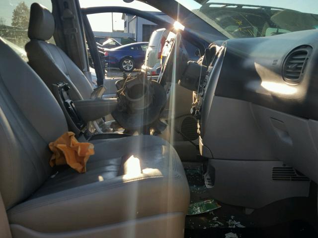 2C8GP54LX5R530547 - 2005 CHRYSLER TOWN & COU BLUE photo 5