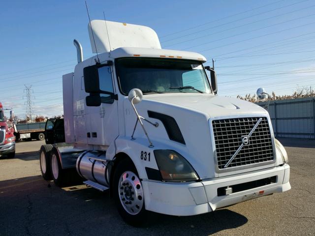 4V4NC9GH13N351864 - 2003 VOLVO VN WHITE photo 1