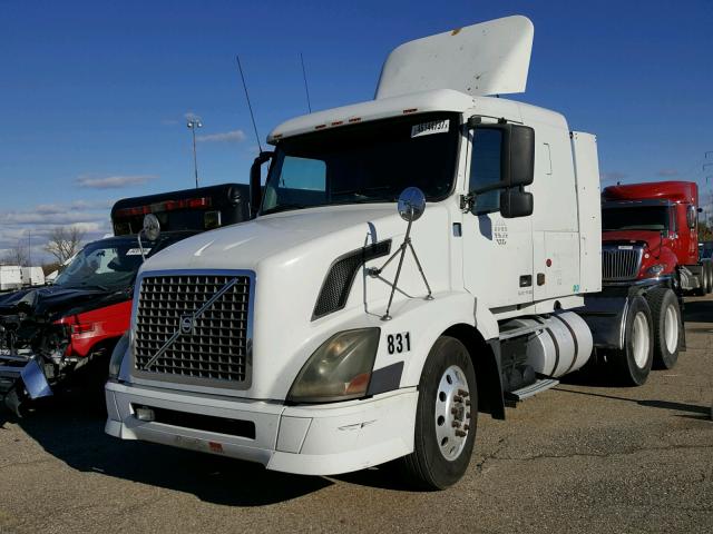 4V4NC9GH13N351864 - 2003 VOLVO VN WHITE photo 2