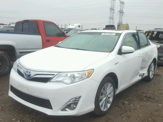 4T1BD1FK6EU110543 - 2014 TOYOTA CAMRY HYBR WHITE photo 2