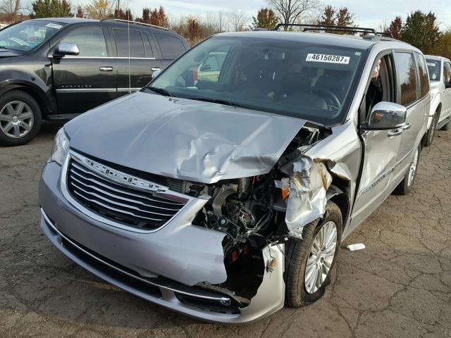 2C4RC1CG3FR584096 - 2015 CHRYSLER TOWN & COU SILVER photo 2