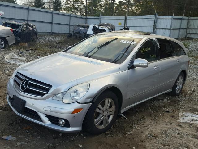 4JGCB65E99A095501 - 2009 MERCEDES-BENZ R 350 4MAT SILVER photo 2