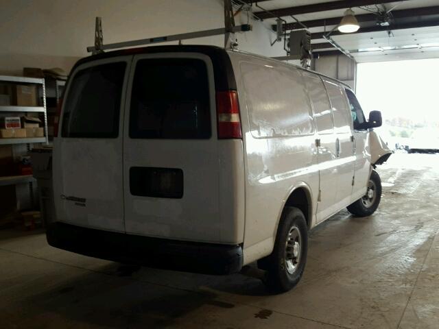 1GCWGFFA5D1136892 - 2013 CHEVROLET EXPRESS G2 WHITE photo 4