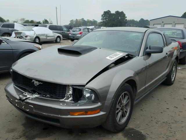 1ZVFT80N555183575 - 2005 FORD MUSTANG GRAY photo 2