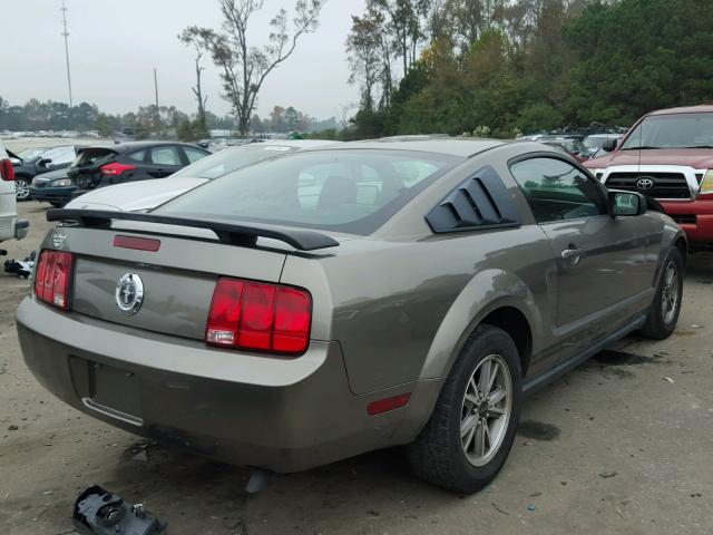 1ZVFT80N555183575 - 2005 FORD MUSTANG GRAY photo 4