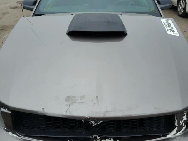 1ZVFT80N555183575 - 2005 FORD MUSTANG GRAY photo 7