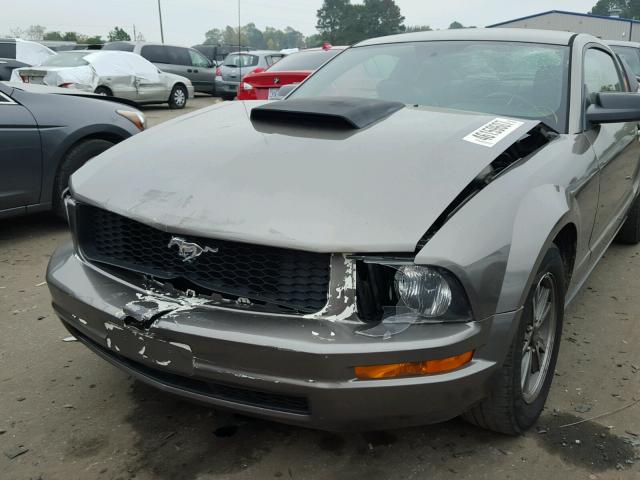 1ZVFT80N555183575 - 2005 FORD MUSTANG GRAY photo 9