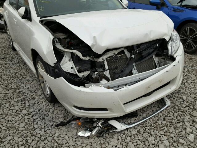 4S3BMGG69C3006348 - 2012 SUBARU LEGACY 2.5 WHITE photo 9