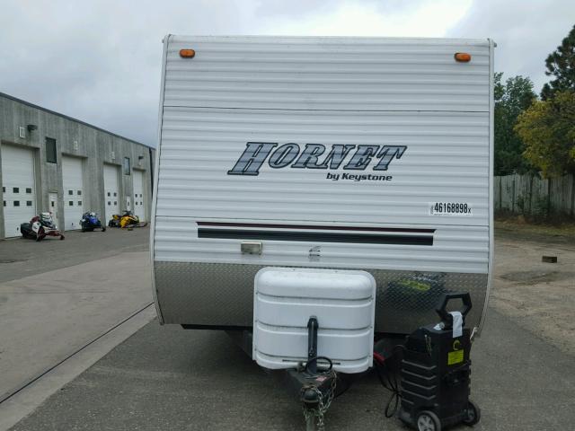 4YDT29R235E317505 - 2005 KEYSTONE HORNET WHITE photo 2