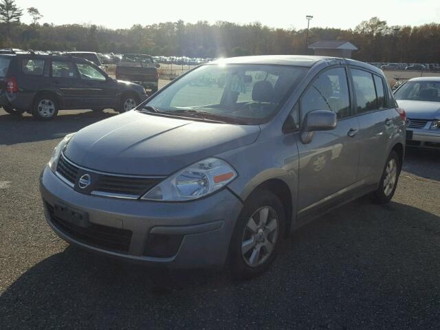 3N1BC13E68L458818 - 2008 NISSAN VERSA S GRAY photo 2