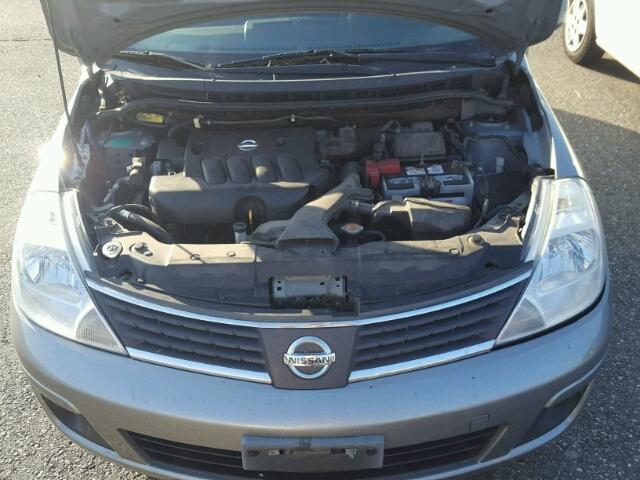 3N1BC13E68L458818 - 2008 NISSAN VERSA S GRAY photo 7