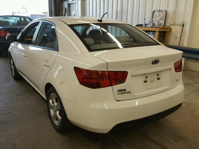 KNAFU4A27A5106033 - 2010 KIA FORTE WHITE photo 3