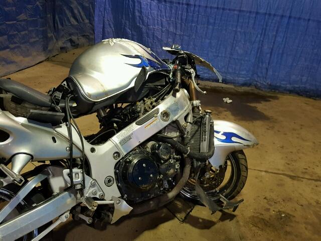 JS1GW71A822101687 - 2002 SUZUKI GSX1300 R SILVER photo 5