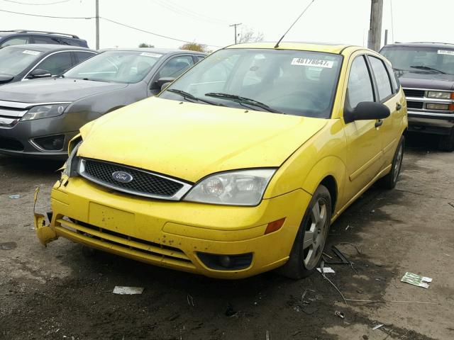 3FAFP37N95R137413 - 2005 FORD FOCUS ZX5 YELLOW photo 2