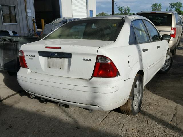 1FAHP34N17W334069 - 2007 FORD FOCUS WHITE photo 4