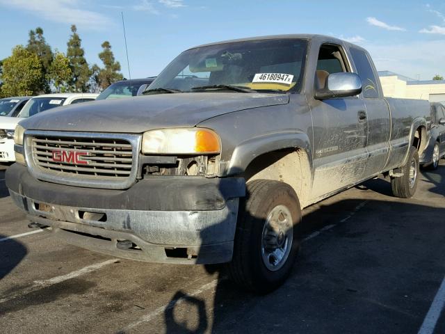 1GTHC29U92E302078 - 2002 GMC SIERRA GOLD photo 2