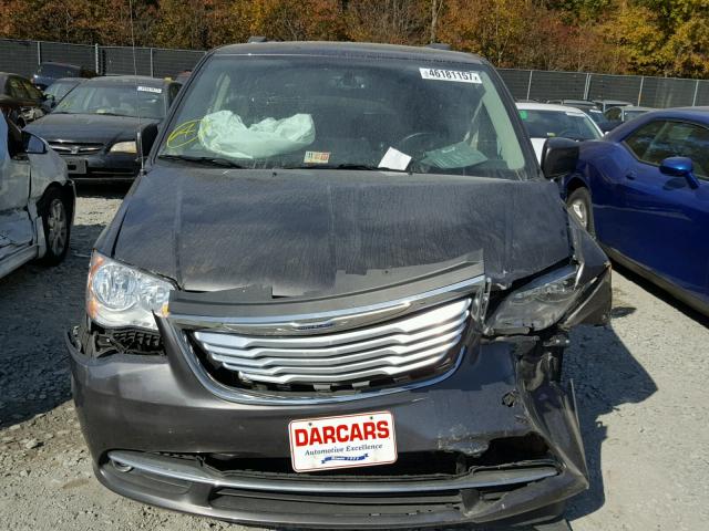 2C4RC1BG8GR128386 - 2016 CHRYSLER TOWN & COU GRAY photo 9