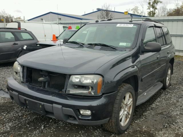 1GNDT13S552151379 - 2005 CHEVROLET TRAILBLAZE GRAY photo 2