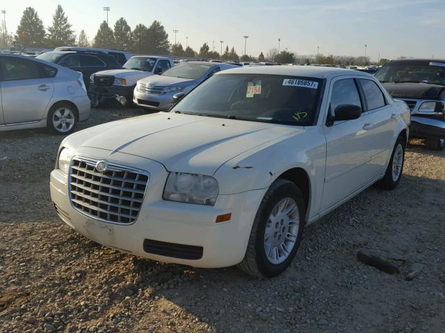 2C3KA43R57H813335 - 2007 CHRYSLER 300 WHITE photo 2