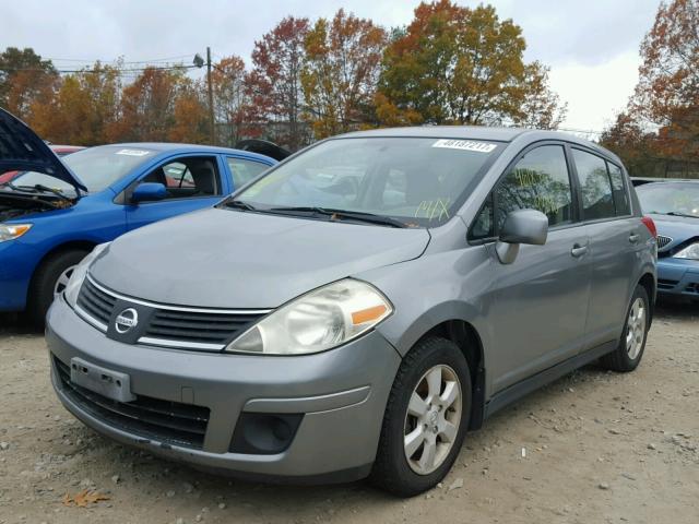 3N1BC13E77L442528 - 2007 NISSAN VERSA GRAY photo 2