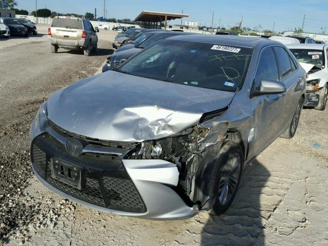 4T1BF1FK7HU282983 - 2017 TOYOTA CAMRY LE ვერცხლისფერი ფოტო 2