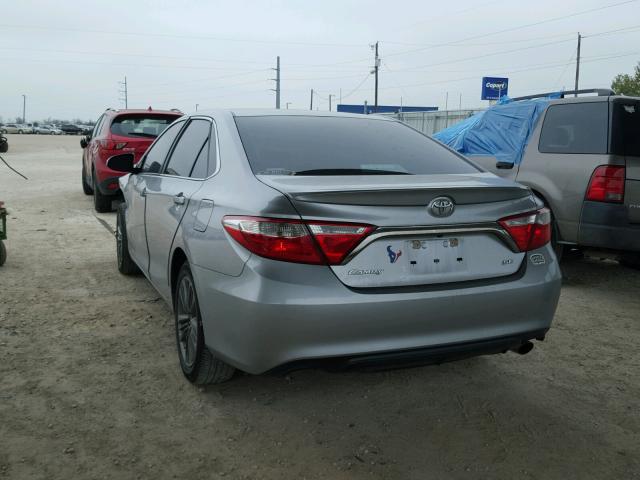 4T1BF1FK7HU282983 - 2017 TOYOTA CAMRY LE ვერცხლისფერი ფოტო 3