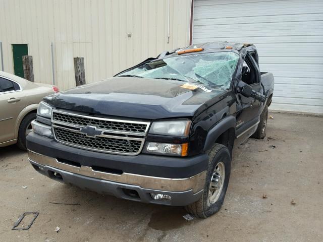 1GCHK29295E148817 - 2005 CHEVROLET SILVERADO BLACK photo 2