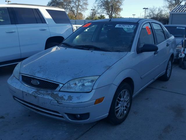 1FAHP34NX7W271764 - 2007 FORD FOCUS ZX4 SILVER photo 2