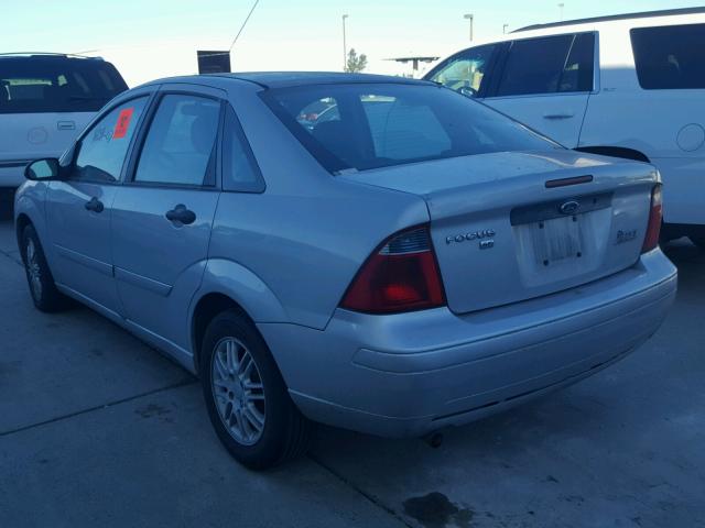 1FAHP34NX7W271764 - 2007 FORD FOCUS ZX4 SILVER photo 3