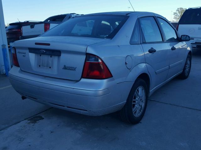 1FAHP34NX7W271764 - 2007 FORD FOCUS ZX4 SILVER photo 4